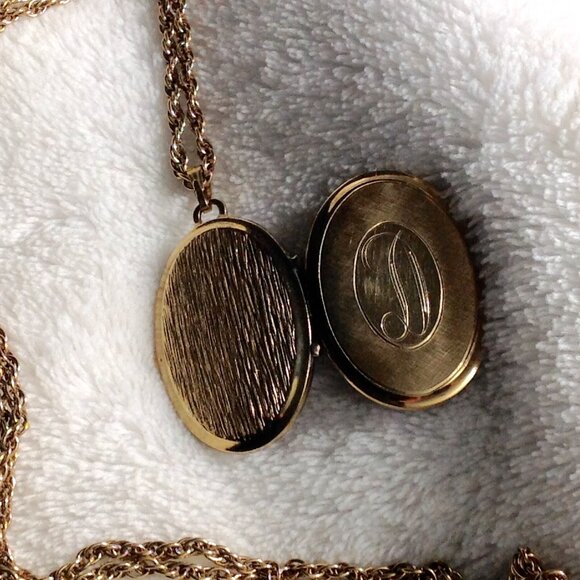 Rare Vintage Gold-Filled Engraved Initial D Pendant Locket w Photo Window - Picture 7 of 10